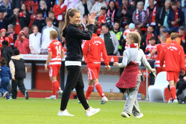 DEU, DFL, 1 FBL, 1 FC Union vs FC Augsburg, 16 05 2026, Stadion Alte Foersterei, Berlin, DEU, DFL, 1 FBL, 1 FC Union vs FC Augsburg, im Bild Cheftrainer Marie Louise Eta 1 FC Union Berlin , mit Kindern DFL regulations prohibit any use of Photographs as image sequences and or quasi video nordphotoxGmbHx xEngler nph00076