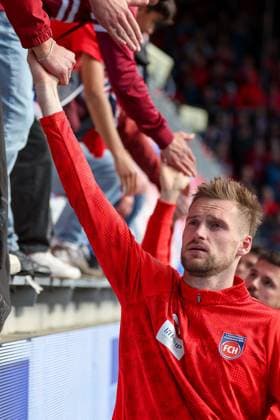 Patrick Mainka 6 1FC Heidenheim 1846 with the fans after the match, disappointment, frustration, 1 FC Heidenheim vs 1 FSV Mainz 05, football, men, Bundesliga, DFL, season 2025 2026, 34 matchday, second round, 16 05 2026 DFB regulations prohibit any use of photographs as image sequences and or quasi video Heidenheim Baden Wuerttemberg Germany Copyright: xkolbert-press MartinxAgüerax