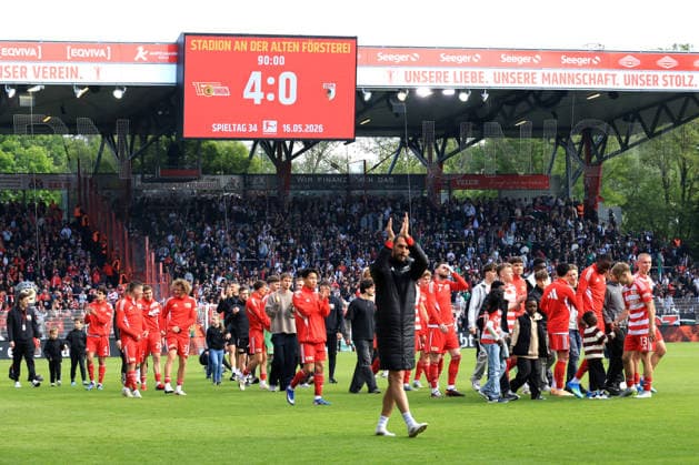DEU, DFL, 1 FBL, 1 FC Union vs FC Augsburg, 16 05 2026, Stadion Alte Foersterei, Berlin, DEU, DFL, 1 FBL, 1 FC Union vs FC Augsburg, in the picture Unioner Spielerkreis, scoreboard with the final result, 4 0 DFL regulations prohibit any use of Photographs as image sequences and or quasi video nordphotoxGmbHx xEngler nph00076