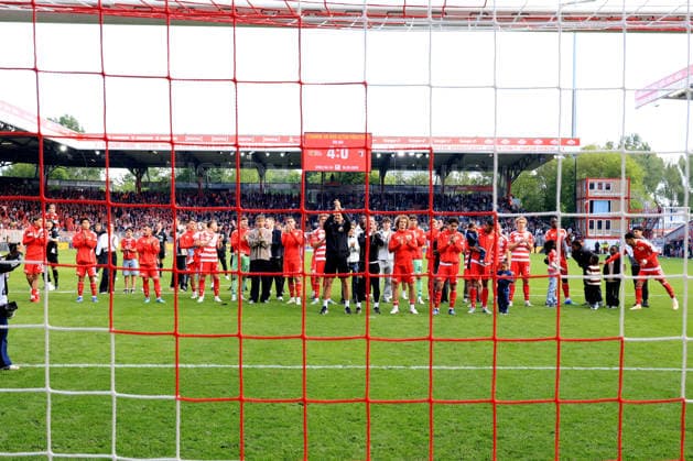 DEU, DFL, 1 FBL, 1 FC Union vs FC Augsburg, 16 05 2026, Stadion Alte Foersterei, Berlin, DEU, DFL, 1 FBL, 1 FC Union vs FC Augsburg, in the picture Unioner Spielerkreis, scoreboard with the final result, 4 0 DFL regulations prohibit any use of Photographs as image sequences and or quasi video nordphotoxGmbHx xEngler nph00076