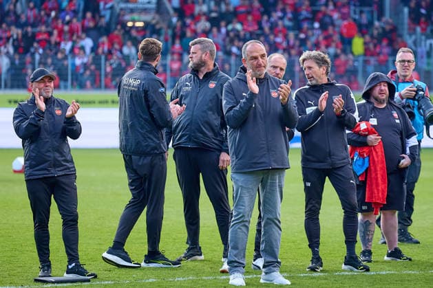 Frank Schmidt 1 FC Heidenheimn, Head Coach and his coaching team thank the fans GER, 1 FC Heidenheimn vs FSV Mainz 05, Football, Men, 1 Bundesliga, 34 Matchday, Season 2025 2026, 16 05 2026 DFL, DFB regulations prohibit any use of photographs as image sequences and or quasi video GER, 1 FC Heidenheimn vs FSV Mainz 05, Football, Men, 1 Bundesliga, 34 Matchday, Season 2025 2026, 16 05 2026 Heidenheim Copyright: xEibner-Pressefoto GeraldxOelze-dexStoppanyx EP_ODS