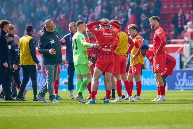 Disappointed Heidenheimer after the end of the match GER, 1 FC Heidenheimn vs FSV Mainz 05, Football, Men, 1 Bundesliga, Matchday 34, Season 2025 2026, 16 05 2026 DFL, DFB regulations prohibit any use of photographs as image sequences and or quasi video GER, 1 FC Heidenheimn vs FSV Mainz 05, Football, Men, 1 Bundesliga, Matchday 34, Season 2025 2026, 16 05 2026 Heidenheim Copyright: xEibner-Pressefoto GeraldxOelze-dexStoppanyx EP_ODS