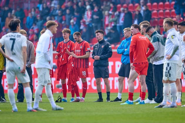 Disappointed Heidenheimer after the end of the match GER, 1 FC Heidenheimn vs FSV Mainz 05, Football, Men, 1 Bundesliga, Matchday 34, Season 2025 2026, 16 05 2026 DFL, DFB regulations prohibit any use of photographs as image sequences and or quasi video GER, 1 FC Heidenheimn vs FSV Mainz 05, Football, Men, 1 Bundesliga, Matchday 34, Season 2025 2026, 16 05 2026 Heidenheim Copyright: xEibner-Pressefoto GeraldxOelze-dexStoppanyx EP_ODS