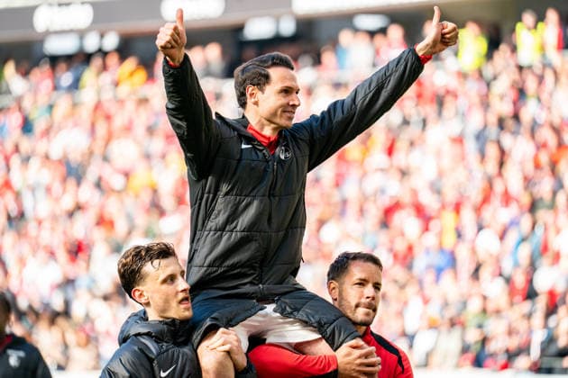 16 05 2026, xdaymx, Soccer 1 Bundesliga, SC Freiburg RB Leipzig Nicolas Höfler is carried on the shoulder by Maximilian Eggestein and Christian Günter after his last match Nicolas Höfler thanks the home fans DFL DFB REGULATIONS PROHIBIT ANY USE OF PHOTOGRAPHS as IMAGE SEQUENCES and or QUASI VIDEO Freiburg