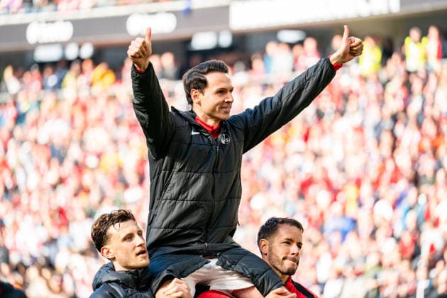 16 05 2026, xdaymx, Soccer 1 Bundesliga, SC Freiburg RB Leipzig Nicolas Höfler is carried on the shoulder by Maximilian Eggestein and Christian Günter after his last match Nicolas Höfler thanks the home fans DFL DFB REGULATIONS PROHIBIT ANY USE OF PHOTOGRAPHS as IMAGE SEQUENCES and or QUASI VIDEO Freiburg