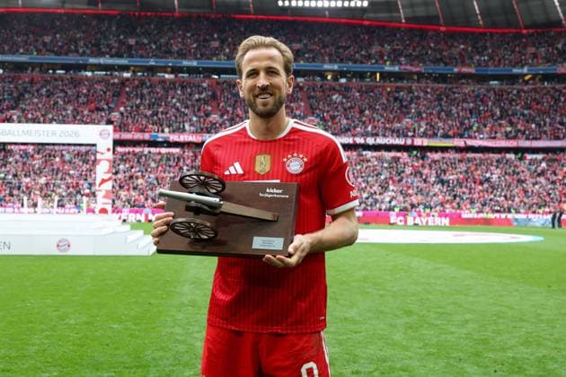 Football, 1st BL, FC Bayern Munich, Harry Kane receives top scorer's award