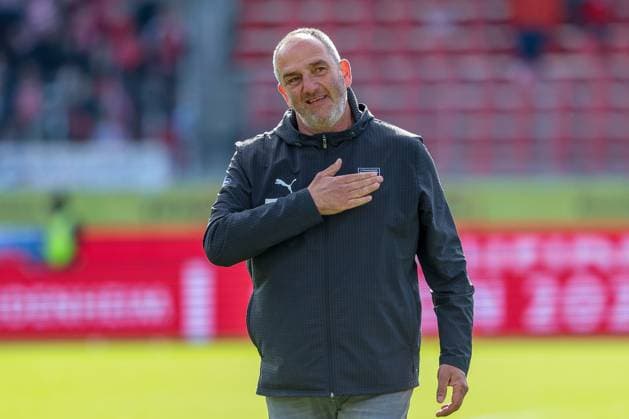 Head coach Frank Schmidt 1FC Heidenheim 1846 thanks the fans, 1 FC Heidenheim vs 1 FSV Mainz 05, Football, Men, Bundesliga, DFL, Season 2025 2026, 34 Matchday, Second round, 16 05 2026 DFB regulations prohibit any use of photographs as image sequences and or quasi video Heidenheim Baden Wuerttemberg Germany Copyright: xkolbert-press MartinxAgüerax
