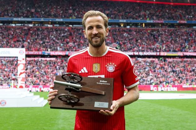 Harry Kane 9 FC Bayern Muenchen gets the Torjaegerkanone, FC Bayern Muenchen vs 1 FC Koeln, Fußball, 1 Bundesliga, 34 Spieltag, 16 05 2026 DFL DFB regulations prohibit any use of photographs as image sequences and or quasi video Muenchen Bayern Germany Copyright: xkolbert-press ChristianxKolbertx