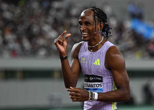 Wanda Diamond League 2026 - Shanghai Keqiao SHAOXING, CHINA - MAY 16: Alison dos Santos of Brazil gestures to indicate the thin margin of victory over Karsten Warholm of Norway following the men s 300m hurdles race during the Yangtze River Delta Athletics Diamond Gala, the Shanghai Keqiao leg and opening meeting of the 2026 Wanda Diamond League circuit, at the China Textile City Sports Center in Keqiao, Shaoxing, Zhejiang province, China, on May 16, 2026. Artur Widak Anadolu Shaoxing China. Editorial use only. Please get in touch for any other usage.  Copyright: x2026xAnadoluxArturxWidakx