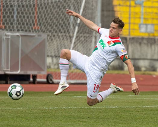 Lukas Aigner (FC Augsburg II 19) kämpft um den Ball, FC Augsburg II vs. FC Memmingen, 34. Spieltag, Saison 2025-2026; *** Lukas Aigner FC Augsburg II 19 fights for the ball, FC Augsburg II vs FC Memmingen, matchday 34, season 2025 2026