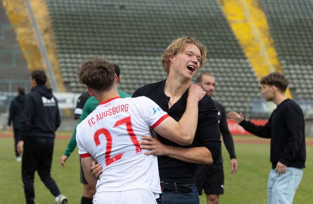 Fynn Heinze FC Augsburg II 20 , Final celebration after FC Augsburg IIs relegation, with Florian Hangl FC Augsburg II 27 FC Augsburg II vs FC Memmingen, matchday 34, season 2025 2026