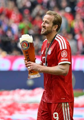 championship celebration, FC Bayern Muenchen celebrates the 35 championship title bowl championship bowl beer shower, wheat beer shower, beer, Harry Kane FC Bayern Muenchen FCB 09 FC Bayern Muenchen FCB vs 1 FC Koeln 16 05 2026 DFL REGULATIONS PROHIBIT ANY USE OF PHOTOGRAPHS AS IMAGE SEQUENCES AND OR QUASI VIDEO FC Bayern Muenchen FCB vs 1 FC Koeln