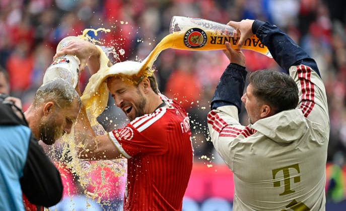 Meisterfeier, FC Bayern Muenchen feiert den 35. Meisterschaftstitel Schale Meisterschale Bierdusche, Weissbierdusche, Bier, Harry Kane FC Bayern Muenchen FCB (09) fuer Konrad Laimer FC Bayern Muenchen FCB (27) FC Bayern Muenchen FCB vs 1. FC Koeln 16.05.2026 DFL REGULATIONS PROHIBIT ANY USE OF PHOTOGRAPHS AS IMAGE SEQUENCES AND OR QUASI-VIDEO FC Bayern Muenchen FCB vs 1. FC Koeln *** championship celebration, FC Bayern Muenchen celebrates the 35 championship title bowl championship bowl beer shower, wheat beer shower, beer, Harry Kane FC Bayern Muenchen FCB 09 for Konrad Laimer FC Bayern Muenchen FCB 27 FC Bayern Muenchen FCB vs 1 FC Koeln 16 05 2026 DFL REGULATIONS PROHIBIT ANY USE OF PHOTOGRAPHS AS IMAGE SEQUENCES AND OR QUASI VIDEO FC Bayern Muenchen FCB vs 1 FC Koeln