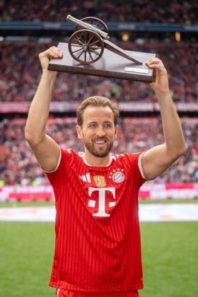 Harry Kane (FC Bayern Muenchen, 09) mit Torjaegerkanone, Torjubel, Jubel, Freude, Emotionen, Geste,, GER, FC Bayern Muenchen vs. 1. FC Koeln, Fussball, 1. Bundesliga, 34. Spieltag, Spielzeit 2025 2026, 16.05.2026, DFL REGULATIONS PROHIBIT ANY USE OF PHOTOGRAPHS AS IMAGE SEQUENCES AND OR QUASI-VIDEO, GER, FC Bayern Muenchen vs. 1. FC Koeln, Fussball, 1. Bundesliga, 34. Spieltag, Spielzeit 2025 2026, 16.05.2026, Muenchen *** Harry Kane FC Bayern Muenchen, 09 with Torjaegerkanone, Torjubel, Jubel, Freude, Emotionen, Geste,, GER, FC Bayern Muenchen vs 1 FC Koeln, Fußball, 1 Bundesliga, 34 Spieltag, Spielzeit 2025 2026, 16 05 2026, DFL REGULATES PROHIBIT ANY USE OF PHOTOGRAPHS AS IMAGE SEQUENCES AND OR QUASI VIDEO, GER, FC Bayern Muenchen vs 1 FC Koeln, Football, 1 Bundesliga, Matchday 34, Season 2025 2026, 16 05 2026, Muenchen Copyright: xEibner-Pressefoto EdwardxCheungx EP_ECG