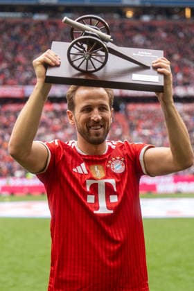 Harry Kane FC Bayern Muenchen, 09 with Torjaegerkanone, Torjubel, Jubel, Freude, Emotionen, Geste,, GER, FC Bayern Muenchen vs 1 FC Koeln, Fußball, 1 Bundesliga, 34 Spieltag, Spielzeit 2025 2026, 16 05 2026, DFL REGULATES PROHIBIT ANY USE OF PHOTOGRAPHS AS IMAGE SEQUENCES AND OR QUASI VIDEO, GER, FC Bayern Muenchen vs 1 FC Koeln, Football, 1 Bundesliga, Matchday 34, Season 2025 2026, 16 05 2026, Muenchen Copyright: xEibner-Pressefoto EdwardxCheungx EP_ECG