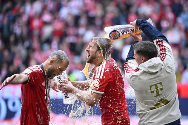 16 05 2026, xemx, Soccer 1 Bundesliga, FC Bayern Muenchen 1 FC Köln v l Bierdusche Konrad Laimer FC Bayern Muenchen Harry Kane FC Bayern Muenchen DFL DFB REGULATIONS PROHIBIT ANY USE OF PHOTOGRAPHS as IMAGE SEQUENCES and or QUASI VIDEO Muenchen