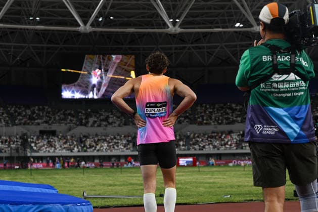 Wanda Diamond League 2026 - Shanghai Keqiao SHAOXING, CHINA - MAY 16: Armand Mondo Duplantis of Sweden watches a replay on the stadium big screen during the men s pole vault final at the Yangtze River Delta Athletics Diamond Gala, the Shanghai Keqiao leg and opening meeting of the 2026 Wanda Diamond League circuit, at the China Textile City Sports Center in Keqiao, Shaoxing, Zhejiang province, China, on May 16, 2026. Artur Widak Anadolu Zhejiang China. Editorial use only. Please get in touch for any other usage.  Copyright: x2026xAnadoluxArturxWidakx