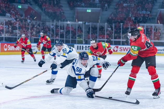 ZURICH, SWITZERLAND - MAY 16: Urho Vaakanainen (Finland, 58) stops Marton Nemes (Hungary, 42) during the Preliminary Round - Group A Match 7 between Hungary and Finland at the IIHF Ice hockey, Eishockey World Championship, WM, Weltmeisterschaft 2026, Swiss Life Arena on May 16, 2026 in Zurich, Switzerland. Zurich Switzerland Copyright: xTimoxSteinx