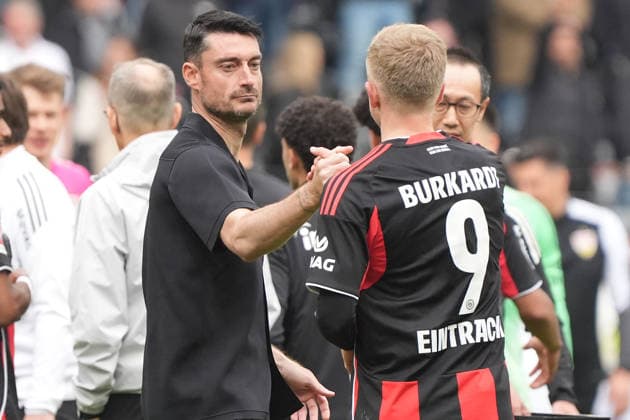 Trainer Albert Riera (Eintracht Frankfurt) nach dem Spiel mit Jonathan Burkardt (Eintracht Frankfurt) beim Abpfiff - Frankfurt 16.05.2026: Eintracht Frankfurt vs. VfB Stuttgart, Deutsche Bank Park, 34. Spieltag Bundesliga *** Coach Albert Riera Eintracht Frankfurt after the match with Jonathan Burkardt Eintracht Frankfurt at the final whistle Frankfurt 16 05 2026 Eintracht Frankfurt vs VfB Stuttgart, Deutsche Bank Park, Matchday 34 Bundesliga