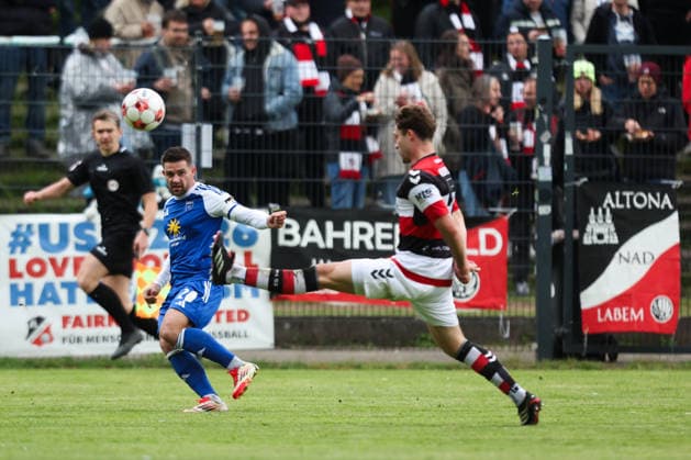 16 05 2026, Soccer, Men, Regionalliga Nord, Matchday 34, Altona 93 BSV Kickers Emden Tido Steffens blue 21 BSV Kickers Emden in duel with Josh Redfield 5 Altona 93