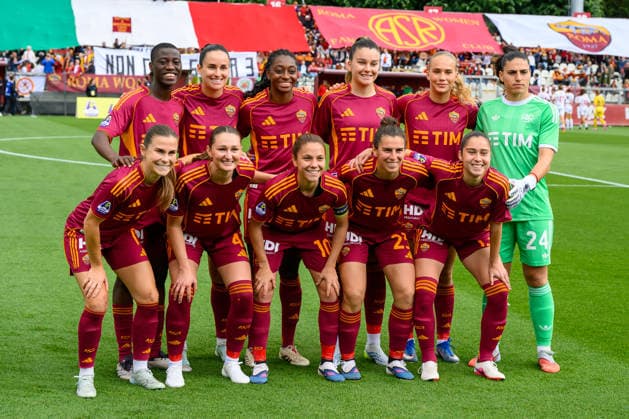 AS Roma players pose for a team photo prior to the women s Serie A 2025 2026 football match between AS Roma and Genoa CFC at Tre Fontane stadium in Rome (Italy), May 16, 2026. andreaxstaccioli