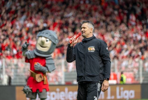Soccer, Men, Season 2025 2026, 1 Bundesliga 34 Matchday , 1 FC Union Berlin FC Augsburg, f l Mascot Ritter Keule 1 FC Union , Goalkeeping coach Michael Gspurning 1 FC Union spoke to the fans after the final whistle, 16 05 2026, Copyright: xMatthiasxKochx