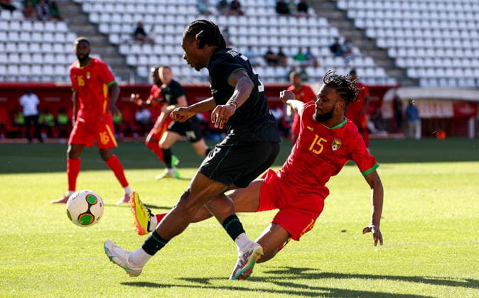 International Friendly, Länderspiel, Nationalmannschaft Enrique Roca Stadium, Murcia, Spain 16 5 2026 Republic of Ireland vs Grenada Ireland s Omotayo Adaramola is tackled by Jermaine Francis of Grenada Omotayo Adaramola is tackled by Jermaine Francis 16 5 2026  Copyright: x INPHO RyanxByrnex RB2_8597