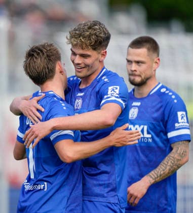 16 05 2026, Hänsch Arena, Meppen, GER, Regionalliga Nord, Matchday 34 SV Meppen vs FC St Pauli II, 2 0 Thorben Deters SV Meppen 14 is hugged by Jonathan Wensing SV Meppen 13, on the right is Julian Ulbricht SV Meppen 10 DFL REGULATIONS PROHIBIT ANY USE OF PHOTOGRAPHS AS IMAGE SEQUENCES AND OR QUASI VIDEO Meppen Lower Saxony Germany Hänsch Arena