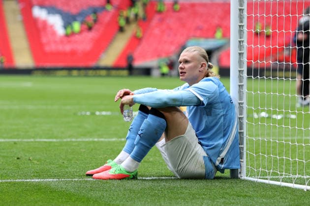 FA-Cup-Finale 2026 16. Mai 2026, Wembley Emirates FA-Cup-Finale Chelsea gegen Manchester City Erling Haaland von Manchester City sitzt nach dem Spiel allein neben einem Torpfosten Foto Charlotte Wilson Offside London UK  Copyright: xCharlottexWilsonx xOffsidexOffside