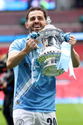 FA-Cup-Finale 2026 16. Mai 2026, Wembley Emirates FA-Cup-Finale Chelsea gegen Manchester City Bernardo Silva von Manchester City hält den Pokal Foto Charlotte Wilson Abseits London UK  Copyright: xCharlottexWilsonx xOffsidexOffside