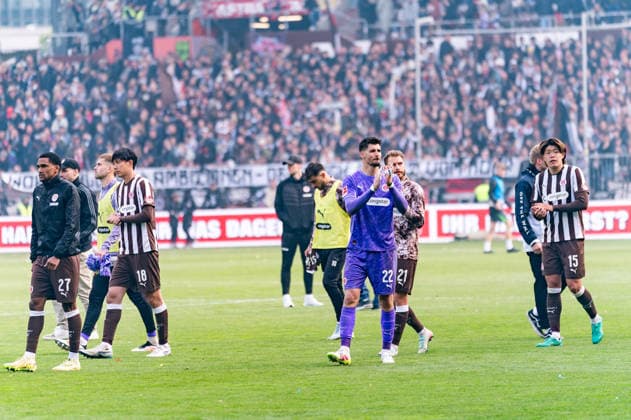 St. Pauli Mannschaft enttaeuscht Enttaeuschung nach Niederlage, Andreas Hountondji (FC St. Pauli, 27), Taichi Hara (FC St. Pauli, 18), Torwart Nikola Vasilj (FC St. Pauli, 22), Lars Ritzka (FC St. Pauli, 21), Tomoya Ando (FC St. Pauli, 15), GER, FC St. Pauli vs. VfL Wolfsburg, Fussball, Bundesliga, Spieltag 34, Saison 2025 2026, 16.05.2026 DFL REGULATIONS PROHIBIT ANY USE OF PHOTOGRAPHS AS IMAGE SEQUENCES AND OR QUASI-VIDEO GER, FC St. Pauli vs. VfL Wolfsburg, Fussball, Bundesliga, Spieltag 34, Saison 2025 2026, 16.05.2026 Hamburg *** St Pauli Mannschaft enttaeuscht Enttaeuschung nach Niederlage, Andreas Hountondji FC St Pauli, 27 , Taichi Hara FC St Pauli, 18 , Goalkeeper Nikola Vasilj FC St Pauli, 22 , Lars Ritzka FC St Pauli, 21 , Tomoya Ando FC St Pauli, 15 , GER, FC St Pauli vs VfL Wolfsburg, Football, Bundesliga, Matchday 34, Season 2025 2026, 16 05 2026 DFL REGULATIONS PROHIBIT ANY USE OF PHOTOGRAPHS AS IMAGE SEQUENCES AND OR QUASI VIDEO GER, FC St Pauli vs VfL Wolfsburg, Football, Bundesliga, Matchday 34, Season 2025 2026, 16 05 2026 Hamburg Copyright: xEibner-Pressefoto MaxxVincenx EP_MVN