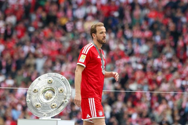 Harry Kane FC Bayern Muenchen, 09 passes the championship trophy, GER, FC Bayern Muenchen vs 1 FC Koeln, Football, Bundesliga, Matchday 34, Season 2025 2026, 16 05 2026, DFL DFB REGULATES PROHIBIT ANY USE OF PHOTOGRAPHS as IMAGE SEQUENCES and or QUASI VIDEO, GER, FC Bayern Muenchen vs 1 FC Koeln, Football, Bundesliga, Matchday 34, Season 2025 2026, 16 05 2026 Muenchen Copyright: xEibner-Pressefoto JennixMaulx EP_JML