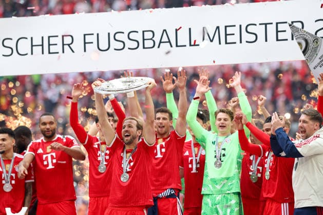 Harry Kane FC Bayern Muenchen, 09 with the championship trophy, the FC Bayern Muenchen team at the FC Bayern Muenchen championship celebration in the Allianz Arena, GER, FC Bayern Muenchen vs 1 FC Koeln, Football, Bundesliga, Matchday 34, Season 2025 2026, 16 05 2026, DFL DFB REGULATES PROHIBIT ANY USE OF PHOTOGRAPHS as IMAGE SEQUENCES and or QUASI VIDEO, GER, FC Bayern Muenchen vs 1 FC Koeln, Football, Bundesliga, 34 Matchday, Season 2025 2026, 16 05 2026 Muenchen Copyright: xEibner-Pressefoto JennixMaulx EP_JML