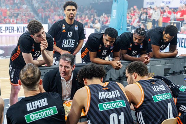 Ty Harrelson ratiopharm Ulm, coach , team, squad, timeout, BMA365 Bamberg Baskets vs ratiopharm Ulm, basketball, easyCredit BBL, playoff quarterfinals, game 1, 16 05 2026 BMA365 Bamberg Baskets vs ratiopharm Ulm, basketball, easyCredit BBL, playoff quarterfinals, game 1, 16 05 2026 Bamberg Copyright: xEibner-Pressefoto G.xSantemizx EP_EER
