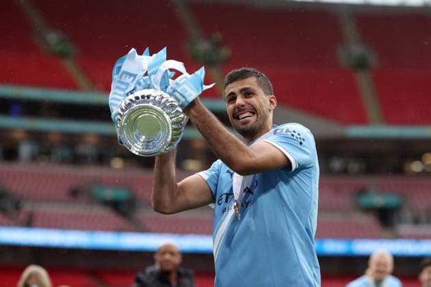 FA-Cup-Finale 2026 16. Mai 2026, Wembley Emirates FA-Cup-Finale Chelsea gegen Manchester City Rodri von Manchester City lächelt, während er den Pokal hält Foto Charlotte Wilson Offside London UK  Copyright: xCharlottexWilsonx xOffsidexOffside