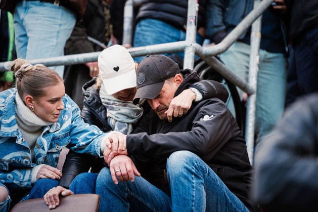 1. Bundesliga: FC St. Pauli vs. VfL Wolfsburg, 16.05.2026 Alexander Blessin (Trainer FC St. Pauli) sitzt bei seiner Familie auf der Tribüne, FC St. Pauli ist abgestiegen; Fußball, 1. Bundesliga, 34. Spieltag: FC St. Pauli vs. VfL Wolfsburg am 16.05.2026 im Millerntor-Stadion, Hamburg DFL REGULATIONS PROHIBIT ANY USE OF PHOTOGRAPHS AS IMAGE SEQUENCES AND OR QUASI-VIDEO. *** 1 Bundesliga FC St Pauli vs VfL Wolfsburg, 16 05 2026 Alexander Blessin Coach FC St Pauli sits with his family in the stands, FC St Pauli is relegated Football, 1 Bundesliga, 34 Matchday FC St Pauli vs VfL Wolfsburg on 16 05 2026 at Millerntor Stadion, Hamburg DFL REGULATIONS PROHIBIT ANY USE OF PHOTOGRAPHS AS IMAGE SEQUENCES AND OR QUASI VIDEO Copyright: xBEAUTIFULxSPORTS Tonhäuserx