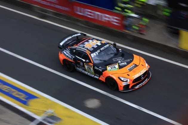 The Abée Anton Guilherme de Oliveira Jörg Viebahn LLuc Ibanez Yannik Himmels PROsport Racing Mercedes AMG GT3 from PROsport Racing drives through the pit lane at the Nürburgring The eye-catching orange and black car with the starting number 176 carries sponsors such as RAVENOL, Dorint and NOVEM CARS The birds eye view shows the car passing the white stop lines in the pit lane Mercedes AMG GT3 176 from PROsport Racing in the pit lane Copyright: xspeedshotx