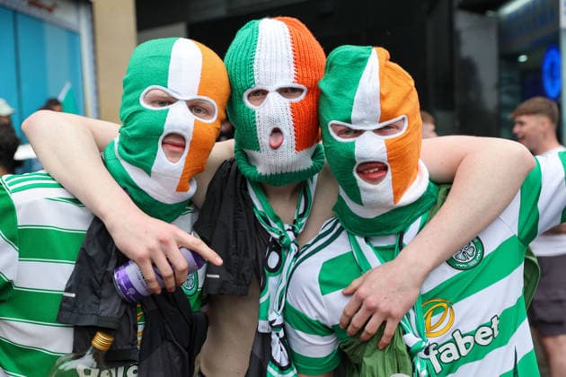 Celtic fans celebrate their team winning SPL Championship in the Trongate, Glasgow. Celtic Celebrate Winning the William Hill Scottish Premiership, Football, Glasgow, Scotland, UK - 16 May 2026Glasgow Celtic Park United Kingdom  Copyright: xRobertxPerry Shutterstockx 16878623bo