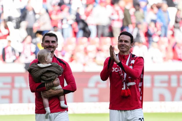 1 Bundesliga SC Freiburg vs RB Leipzig, 16 05 2026 Maximilian Philipp SC Freiburg, 26 and Nicolas Höfler SC Freiburg, 27 thanking the fans after the match 1 Bundesliga SC Freiburg vs RB Leipzig, Europa Park Stadion, 16 05 2026 DFB DFL REGULATIONS PROHIBIT ANY USE OF PHOTOGRAPHS AS IMAGE SEQUENCES AND OR QUASI VIDEO Copyright: xBEAUTIFULxSPORTS Boscox