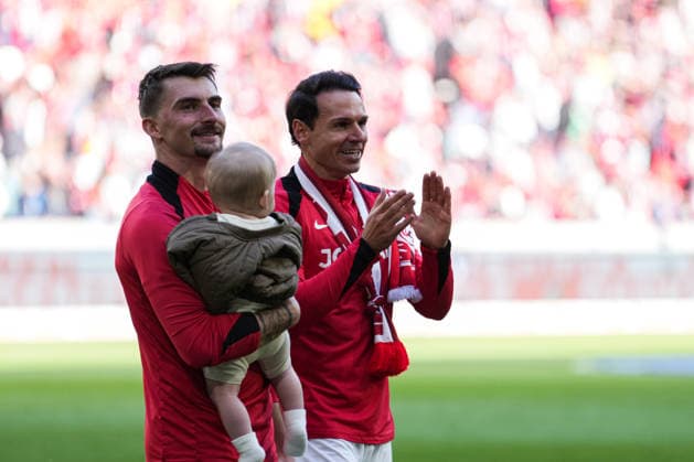 1 Bundesliga SC Freiburg vs RB Leipzig, 16 05 2026 Maximilian Philipp SC Freiburg, 26 and Nicolas Höfler SC Freiburg, 27 thanking the fans after the match 1 Bundesliga SC Freiburg vs RB Leipzig, Europa Park Stadion, 16 05 2026 DFB DFL REGULATIONS PROHIBIT ANY USE OF PHOTOGRAPHS AS IMAGE SEQUENCES AND OR QUASI VIDEO Copyright: xBEAUTIFULxSPORTS Boscox