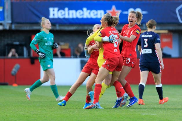 2026-05-16 FC Twente Vrouwen v PSV Vrouwen - Eurojackpot KNVB Beker Vrouwen Finale ROTTERDAM, NETHERLANDS - MAY 16: FC Twente Vrouwen celebrate after winning the KNVB Cup during the Eurojackpot KNVB Beker Vrouwen Finale match between FC Twente Vrouwen and PSV Vrouwen at Het Kasteel on May 16, 2026 in Rotterdam, Netherlands. Rotterdam Het Kasteel Netherlands Content not available for redistribution in The Netherlands directly or indirectly through any third parties. Copyright: xMarcelxvanxPlateringenx