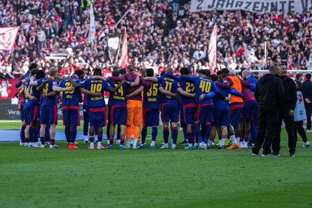 1 Bundesliga SC Freiburg vs RB Leipzig, 16 05 2026 The Leipzigers in the team circle after the match 1 Bundesliga SC Freiburg vs RB Leipzig, Europa Park Stadion, 16 05 2026 DFB DFL REGULATIONS PROHIBIT ANY USE OF PHOTOGRAPHS AS IMAGE SEQUENCES AND OR QUASI VIDEO Copyright: xBEAUTIFULxSPORTS Boscox