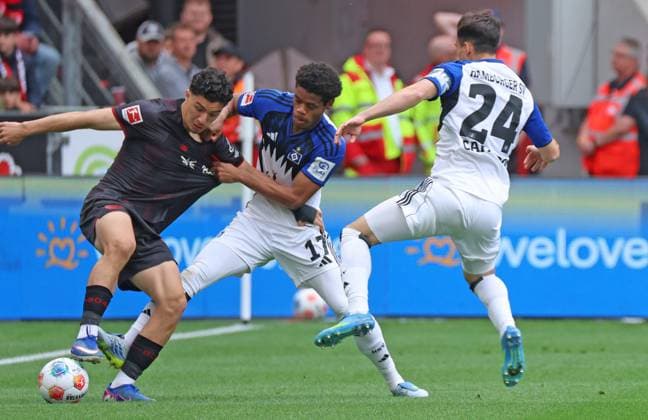 v l Ibrahim Maza Bayer Leverkusen, 30 , Warmed Omari Hamburger SV 17 , Nicolas Capaldo Hamburger SV 24 GER, Bayer 04 Leverkusen vs Hamburger SV, Football, 1 Bundesliga , Matchday 34, Season 2025 2026, 16 05 2026 DFL DFB REGULATIONS PROHIBIT ANY USE OF PHOTOGRAPHS as IMAGE SEQUENCES and or QUASI VIDEO GER, Bayer 04 Leverkusen vs Hamburger SV, Football, 1 Bundesliga , Matchday 34, Season 2025 2026, 16 05 2026 Leverkusen Copyright: xEibner-Pressefotox xThomasxStoecx EP_TSR