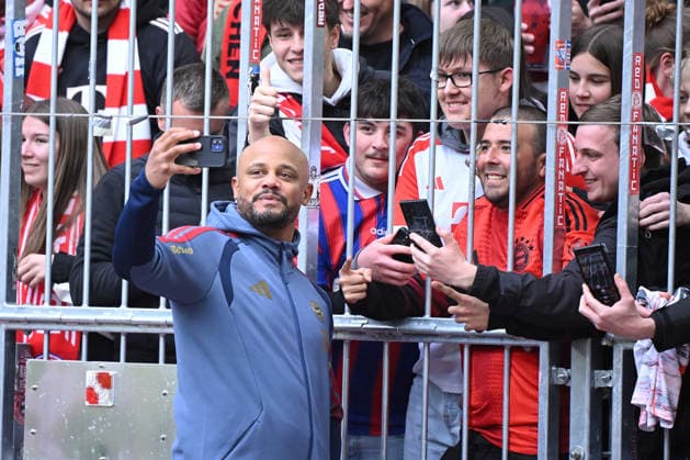 16 05 2026, xemx, Soccer 1 Bundesliga, FC Bayern Muenchen 1 FC Köln v l jubilation, joy about winning the championship coach head coach Vincent Kompany FC Bayern Muenchen takes his selfie DFL DFB REGULATIONS PROHIBIT ANY USE OF PHOTOGRAPHS as IMAGE SEQUENCES and or QUASI VIDEO Muenchen