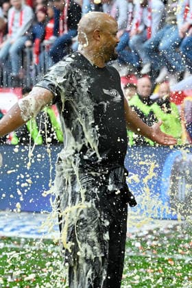 Muenchen, Allianz Arena, 16 05 26, GER, Herren, 1 Bundesliga, Saison 2025 2026, FC Bayern Muenchen 1 FC Koeln Bild Bierdusche fuer Trainer Vincent KOMPANY Muenchen DFL regulations prohibit any use of photographs as image sequences and or quasi video Bayern Germany