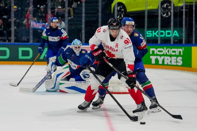 FRIBOURG, SWITZERLAND MAY 16 John Tavares of Canada C against Peter Spornberger of Italy R during the 2026 IIHF Ice Hockey World Championship Switzerland game between Italy and Canada at BCF Arena on May 16, 2026 in Fribourg, Fribourg Fribourg BCF Arena Fribourg Switzerland Copyright: xJustPictures.ch JarixPestelaccix jp-en-EuSpIm-JP6_JAR_Italy_Canada_16May2026_00058