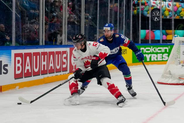 FRIBOURG, SWITZERLAND MAY 16 Mark Scheifele of Canada L against Dylan Di Perna of Italy R during the 2026 IIHF Ice Hockey World Championship Switzerland game between Italy and Canada at BCF Arena on May 16, 2026 in Fribourg, Fribourg Fribourg BCF Arena Fribourg Switzerland Copyright: xJustPictures.ch JarixPestelaccix jp-en-EuSpIm-JP6_JAR_Italy_Canada_16May2026_00064