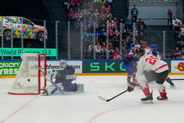 FRIBOURG, SWITZERLAND MAY 16 goalkeeper Davide Fadani of Italy L saves on Darnell Nurse of Canada R during the 2026 IIHF Ice Hockey World Championship Switzerland game between Italy and Canada at BCF Arena on May 16, 2026 in Fribourg, Fribourg Fribourg BCF Arena Fribourg Switzerland Copyright: xJustPictures.ch JarixPestelaccix jp-en-EuSpIm-JP6_JAR_Italy_Canada_16May2026_00071