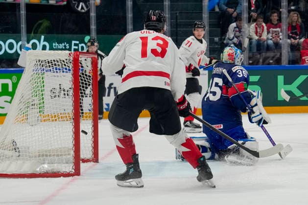 FRIBOURG, SWITZERLAND MAY 16 goalkeeper Davide Fadani of Italy R can™t saves during the 2026 IIHF Ice Hockey World Championship Switzerland game between Italy and Canada at BCF Arena on May 16, 2026 in Fribourg, Fribourg Fribourg BCF Arena Fribourg Switzerland Copyright: xJustPictures.ch JarixPestelaccix jp-en-EuSpIm-JP6_JAR_Italy_Canada_16May2026_00073