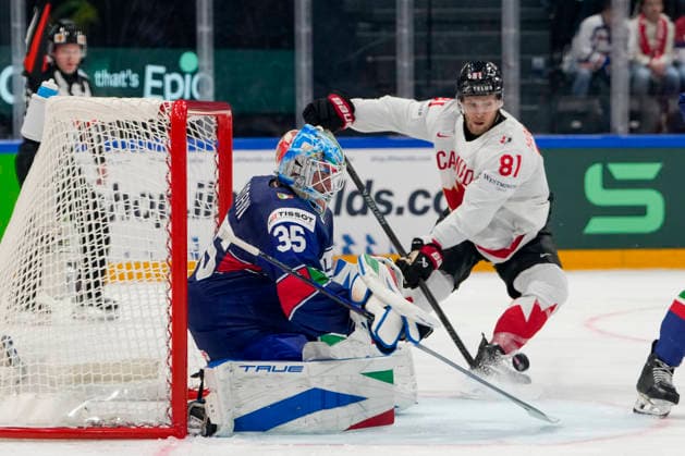 FRIBOURG, SWITZERLAND MAY 16 goalkeeper Davide Fadani of Italy L saves during the 2026 IIHF Ice Hockey World Championship Switzerland game between Italy and Canada at BCF Arena on May 16, 2026 in Fribourg, Fribourg Fribourg BCF Arena Fribourg Switzerland Copyright: xJustPictures.ch JarixPestelaccix jp-en-EuSpIm-JP6_JAR_Italy_Canada_16May2026_00090